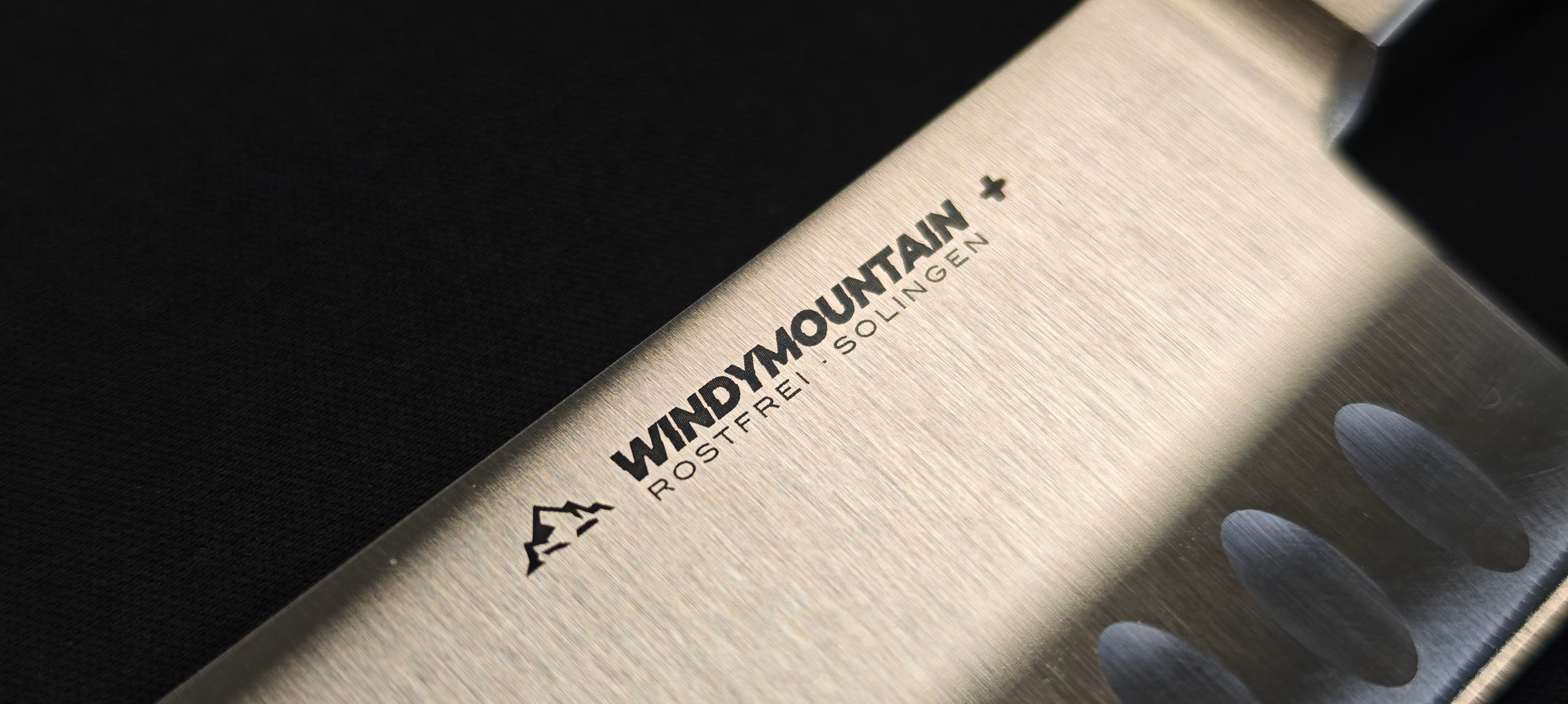Couteau de cuisine WindyMountain Santoku en acier inoxydable.