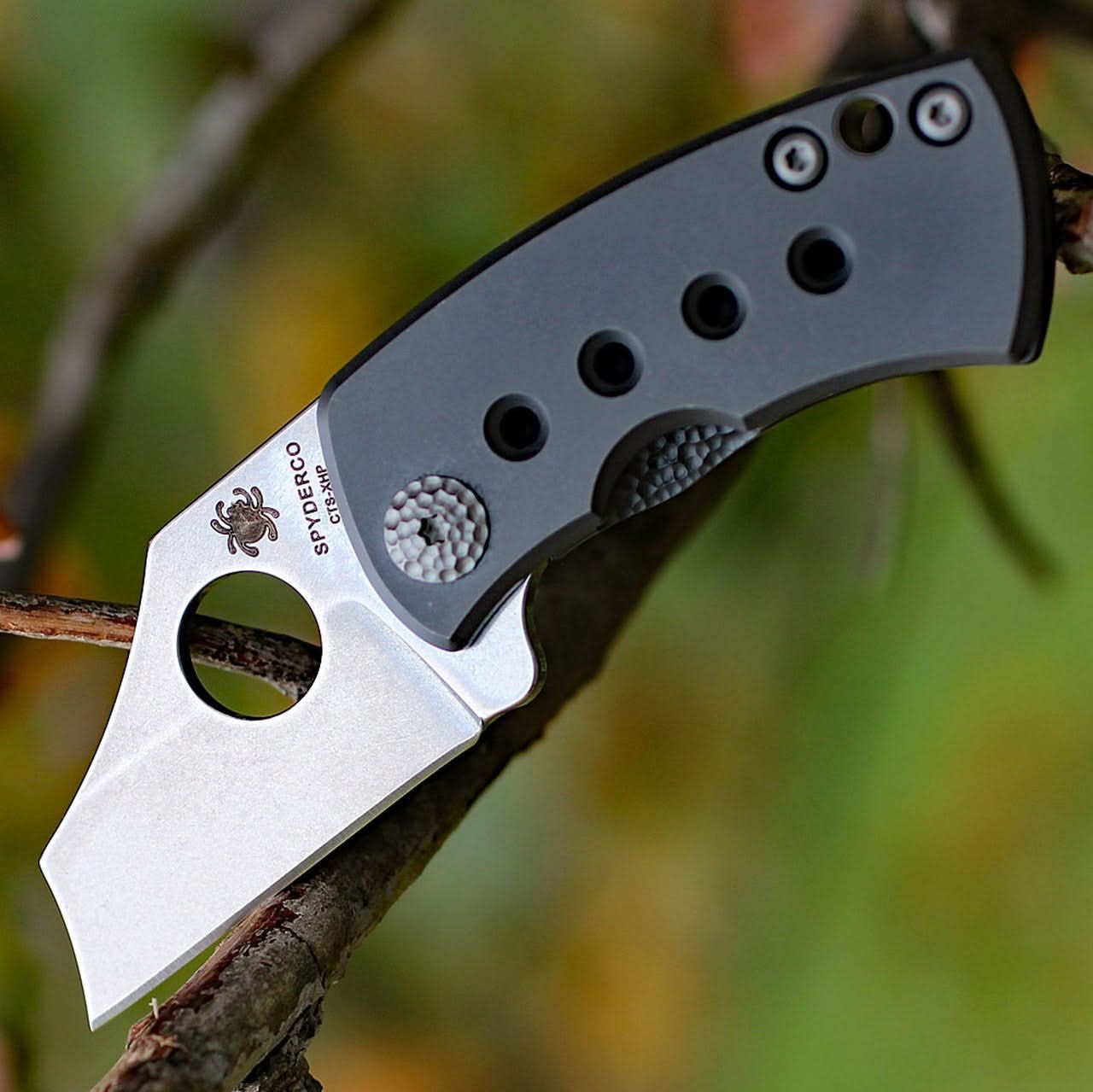 Spyderco McBee C236TIP, couteau pliant en titane avec lame CTS-XHP.