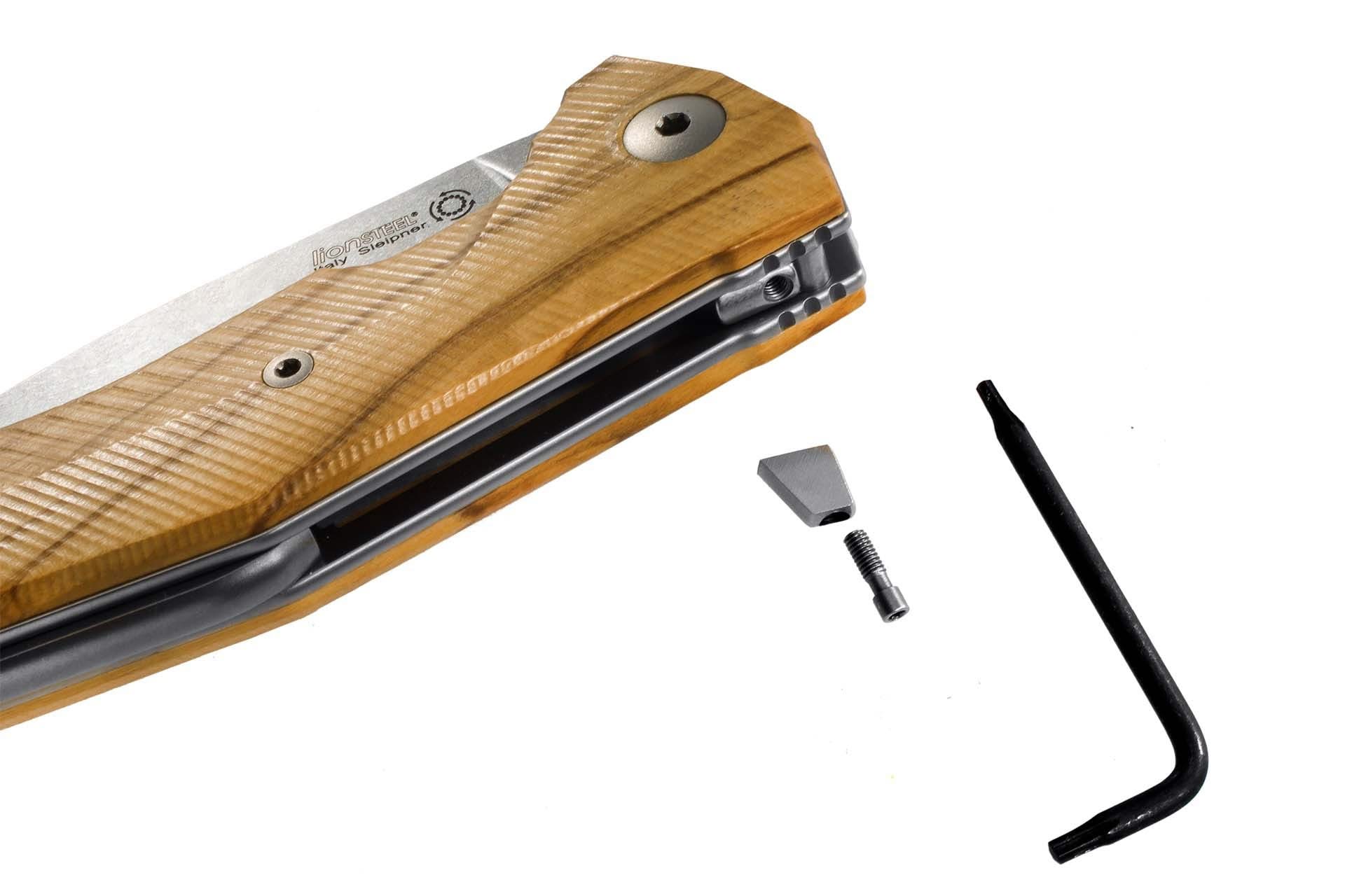 Vue du couteau pliant LionSteel KUR UL en bois d’olivier