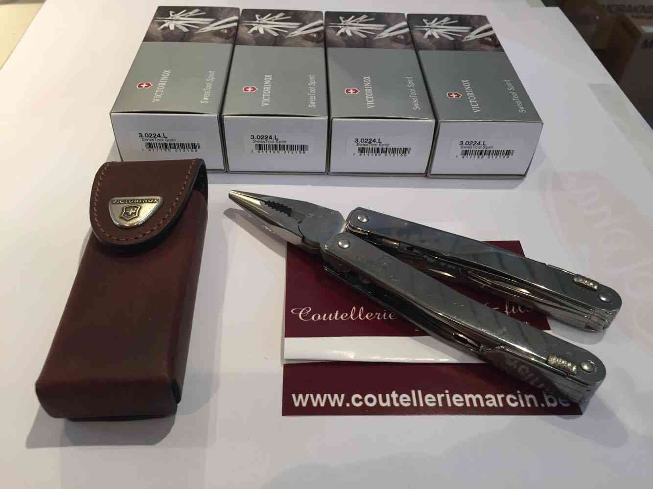 Victorinox Swiss Tool Spirit X abierta con sus herramientas desplegadas