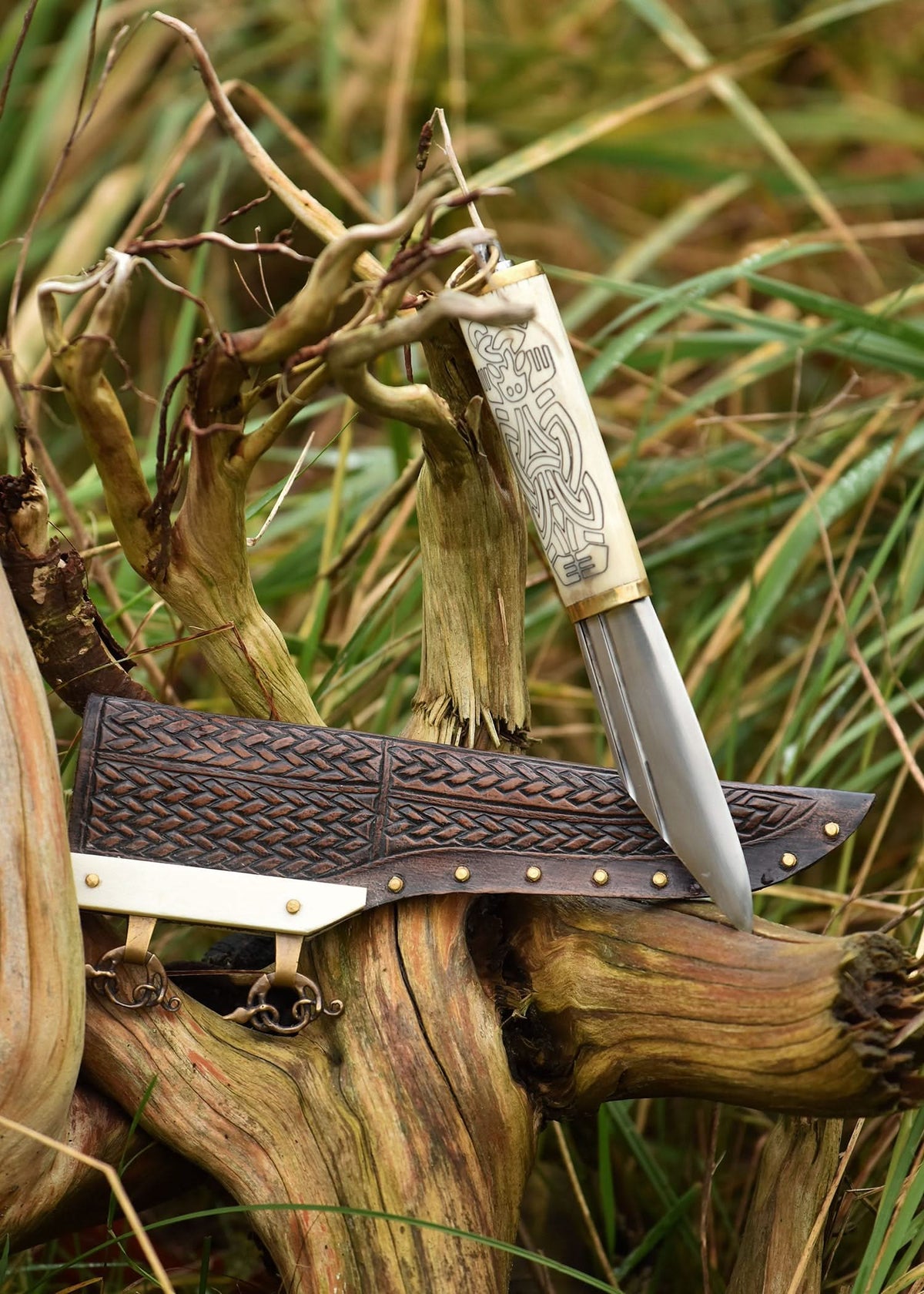 Petit couteau Viking Seax avec manche en os et laiton de style Borre. 9e/10e siècle - 