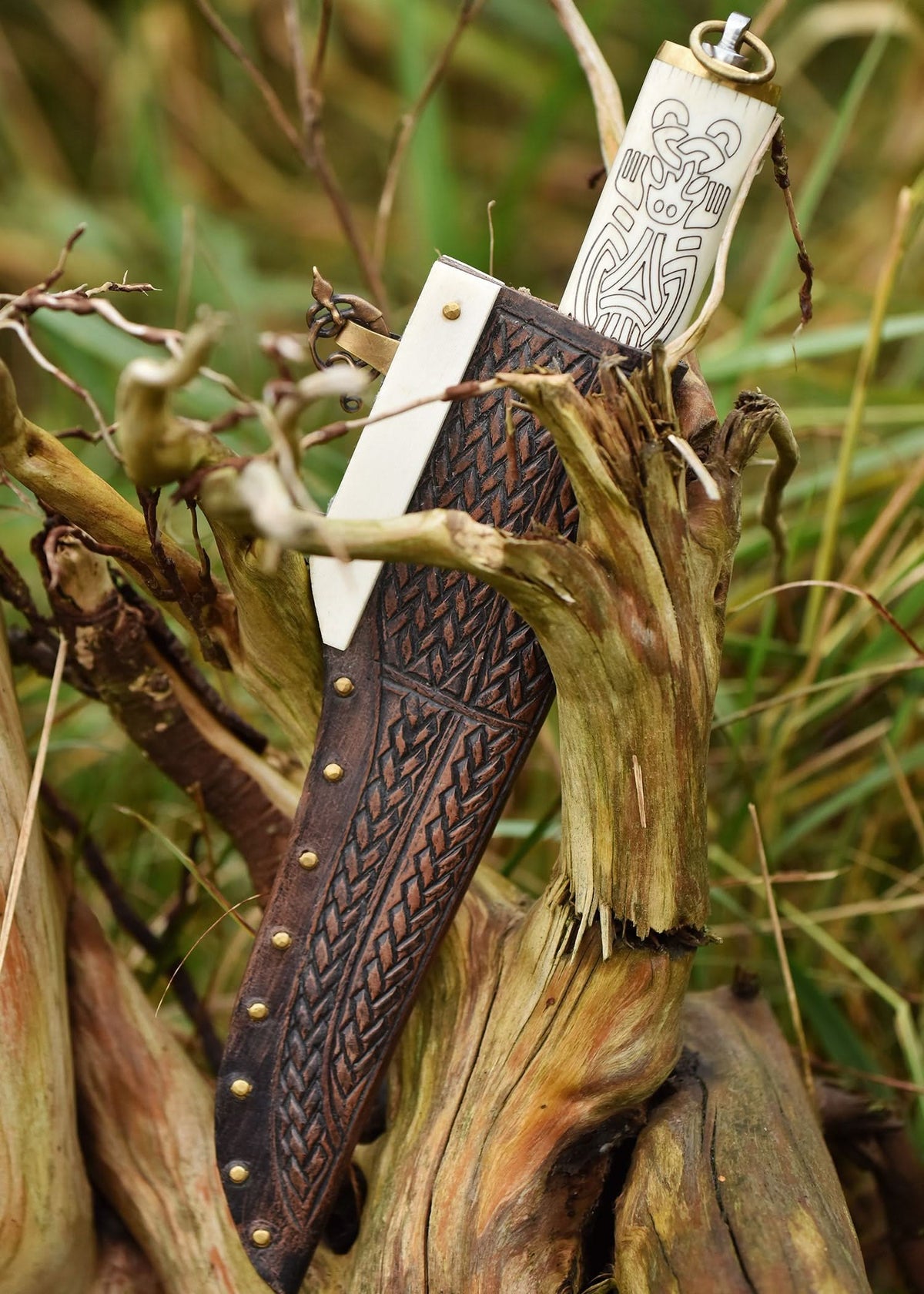 Petit couteau Viking Seax avec manche en os et laiton de style Borre. 9e/10e siècle - 