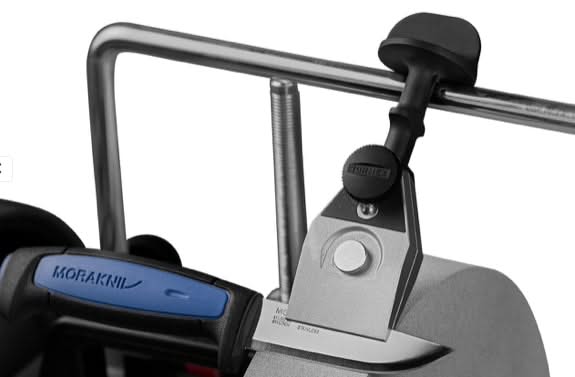 Tormek KJ-45, dispositif à centrage automatique pour l’affûtage des couteaux.