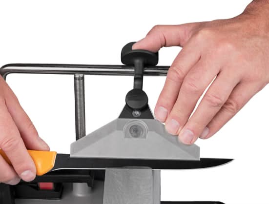 Tormek KJ-140, dispositif large à centrage automatique pour couteaux.