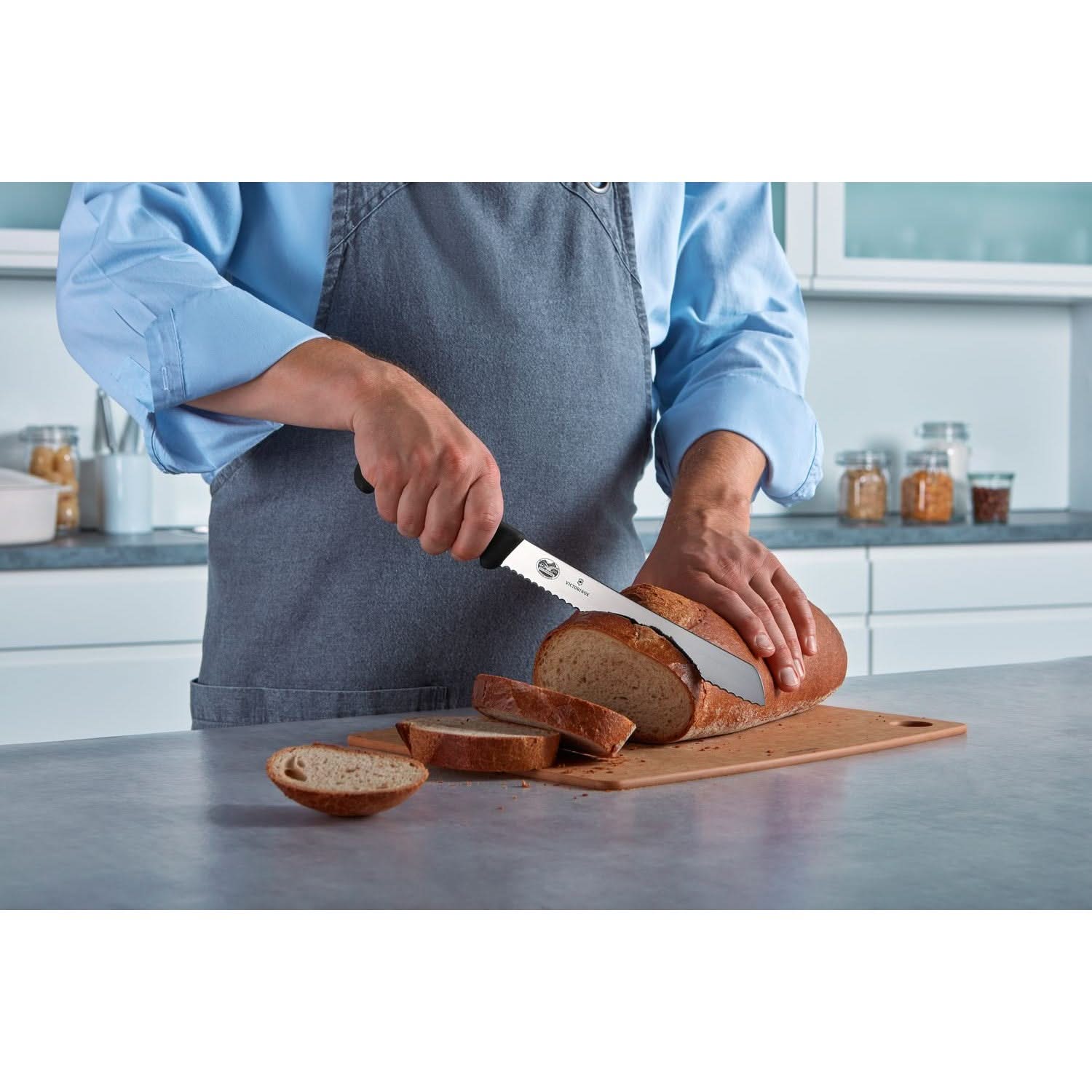 Victorinox Swiss Classic, couteau à pain rose au tranchant ondulé