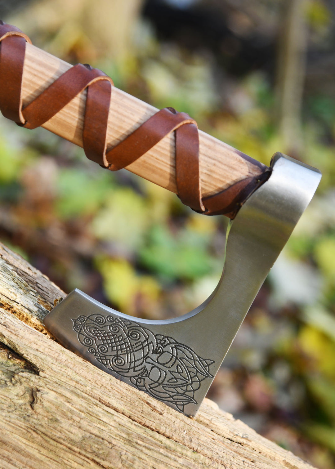 Hache viking en acier moulé, type C, avec gravure et gainage de cuir - 