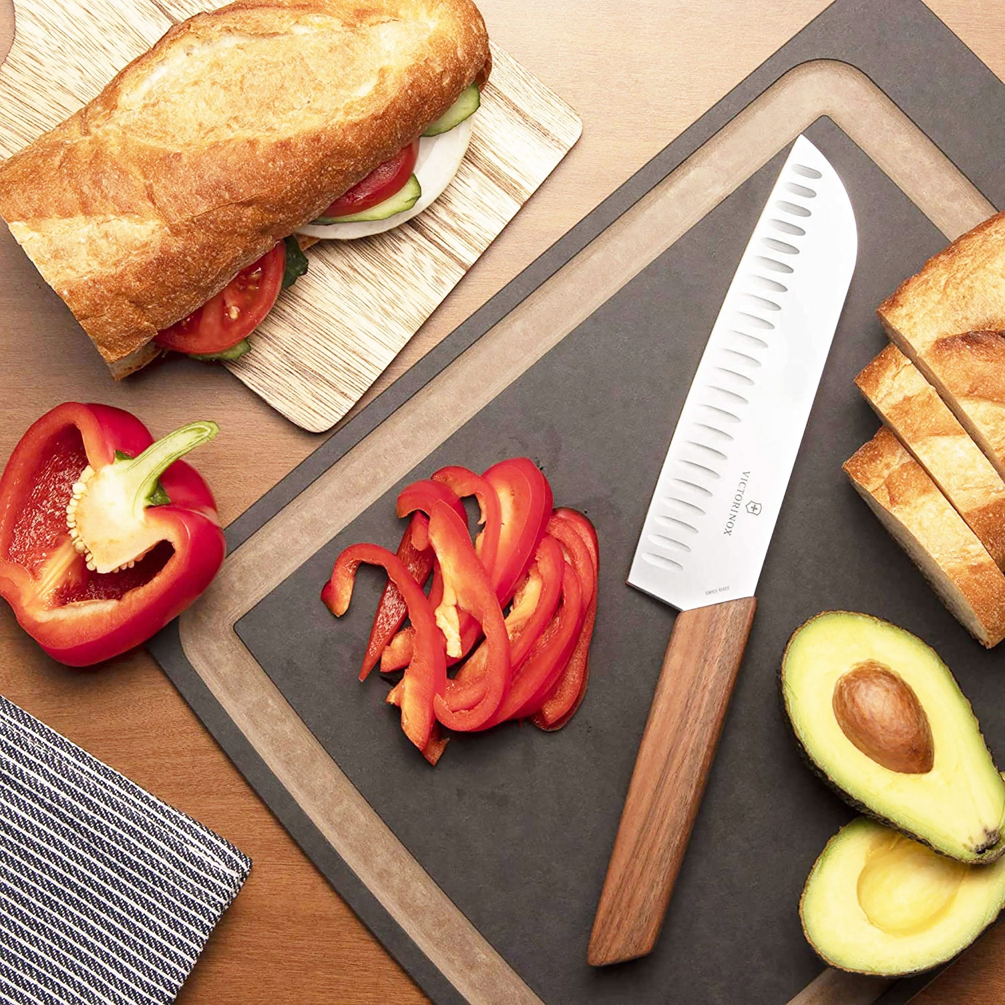 Victorinox 6.9050.17KG Couteau Santoku - 