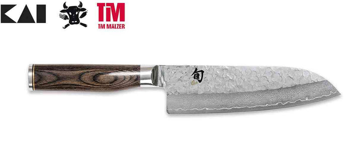Couteau japonais Santoku KAI Shun Premier Tim Mälzer TDM-1702 avec lame damas martelée de 18 cm et manche en noyer brun.