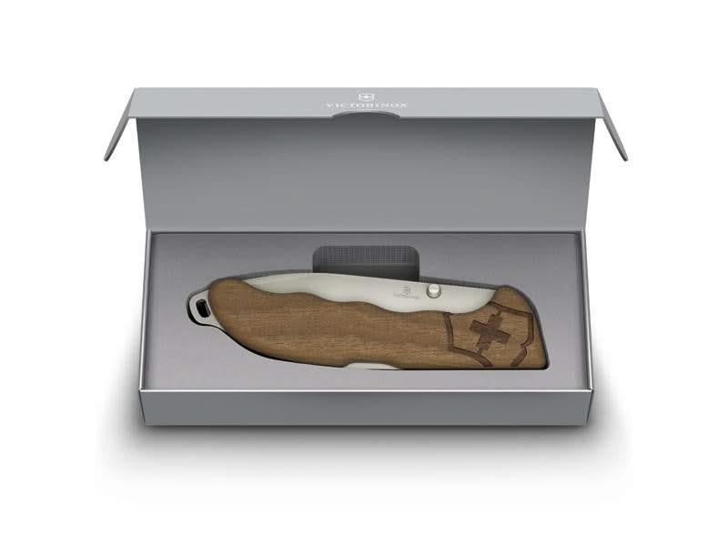 Victorinox Evoke Wood 0.9415.D630 – clip amovible et manche noyer